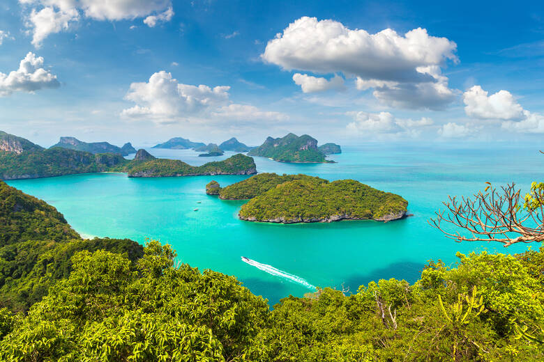 Blick auf das strahlend blaue Wasser und Inseln im Ang-Thong-Nationalpark in Thailand 