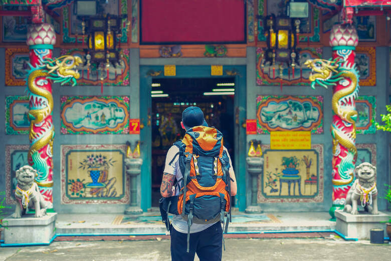 Backpacker in den Straßen von Bangkok 