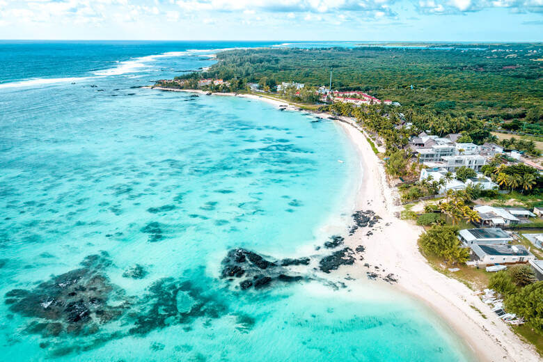 Blick auf Belle Mare mit Hotels auf Mauritius