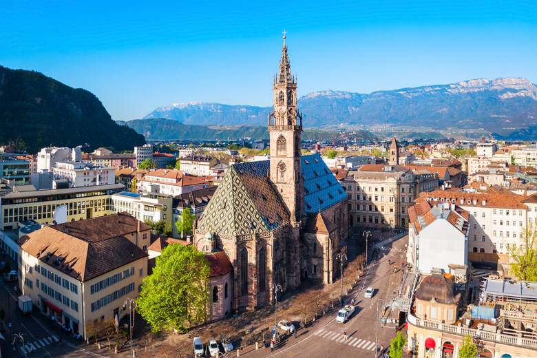 Blick auf die Stadt Bozen mit Kirche in den italienischen Alpen