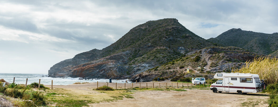 Camper an einem Strand in Spanien