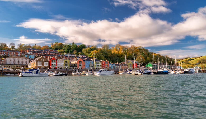 Hafen von Dartmouth an der Küste Südenglands 