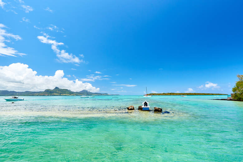 Blaues Wasser am Pointe d' Esny in Mauritius