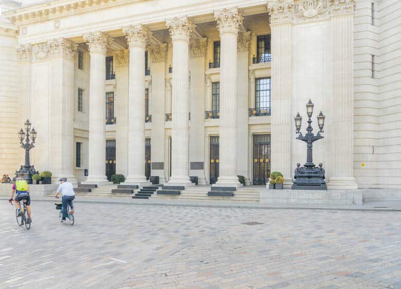 Radfahrer vor dem Eingang des Four Season Hotels in London