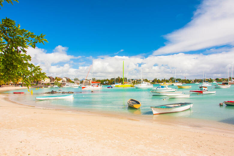 Boote am Strand und Hafen von Grand Baie in Mauritius