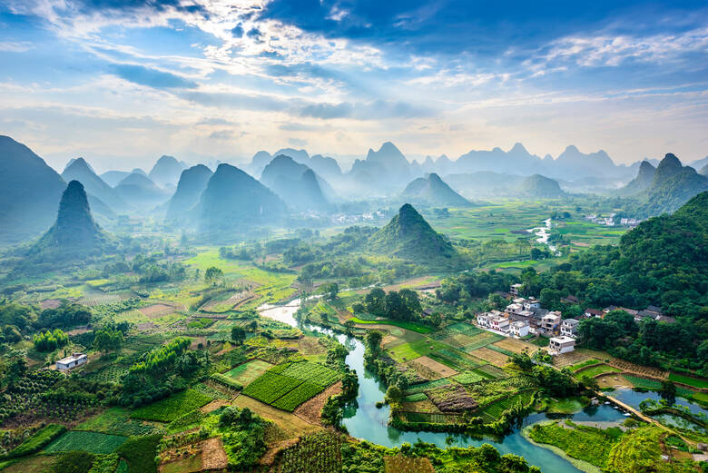 Blick über die Region Guilin in China mit Bergen und Flüssen
