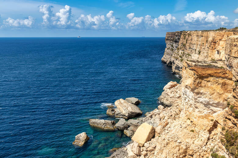 Steilküste auf Malta am Meer 
