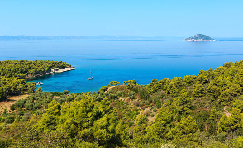 Blick von Bucht auf die Insel Kelifos in Griechenland