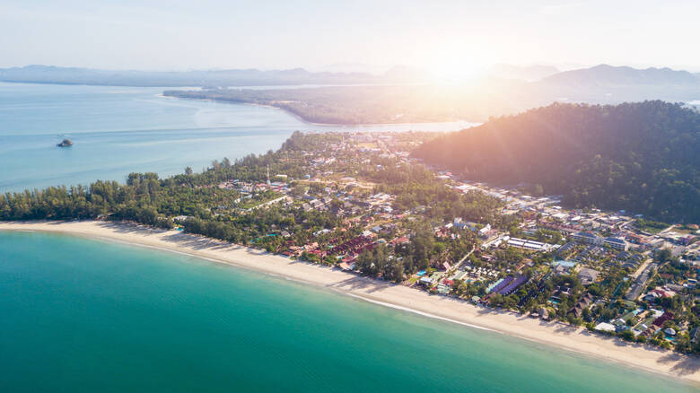 Blick auf den Khlong Dao Beach mit Hotels in Thailand