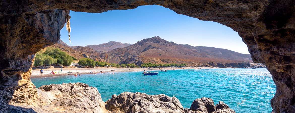Blick durch eine Höhle auf das Meer in Griechenland