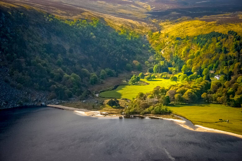 Blick auf den Lough Tay in einem Tal in Irland 