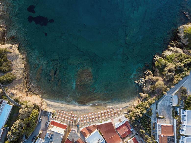 Blick auf das blaue Wasser der Mononaftis-Bucht auf Kreta