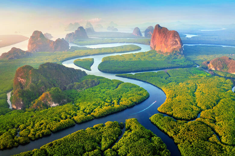 Sonnenuntergang über den Karstfelsen und Mangroven in Thailand 