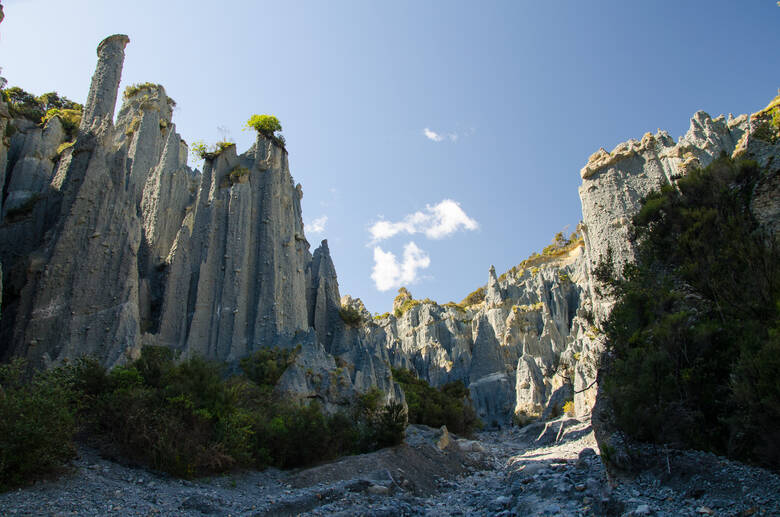 Spitze Felsnadeln im Putangirua Pinnacles Scenic Reserve in Neuseeland 