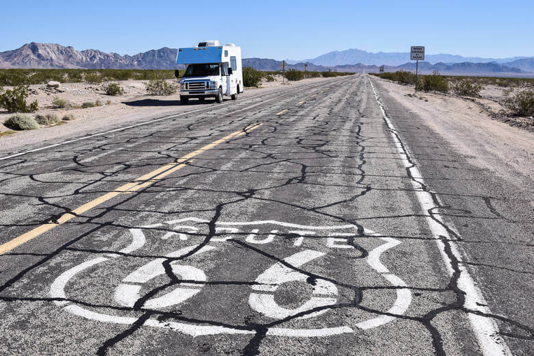 Wohnmobil auf der Route 66 in der Mojave Wüste
