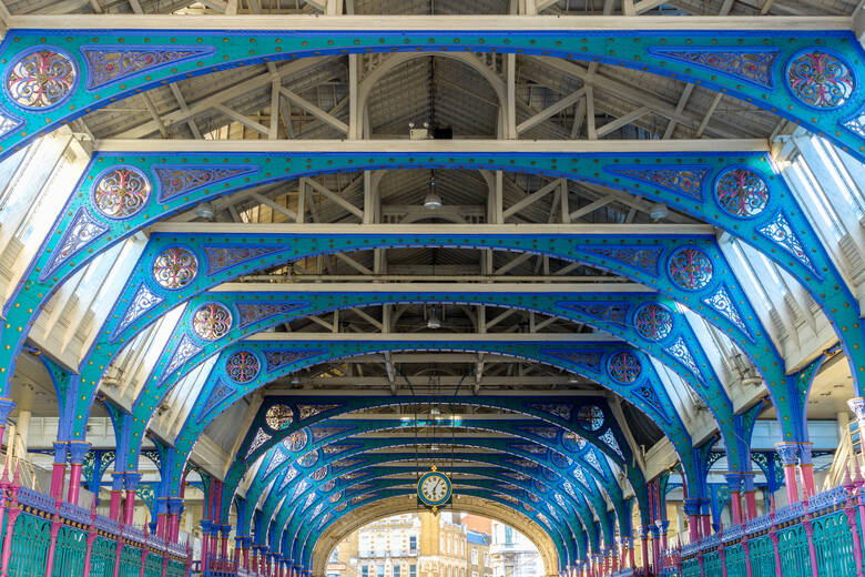 Bunte Pfeiler im Smithfield Market in London