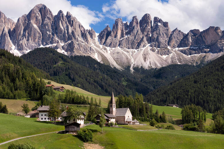 Bergdorf in Südtirol mit der Kirche St. Magdalena 