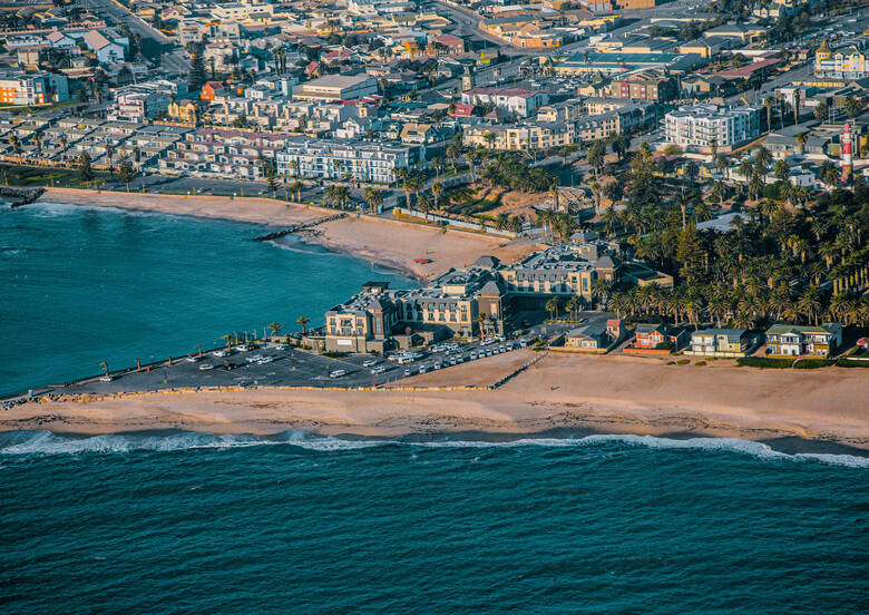 Die Stadt Swakopmund in Namibia am Meer