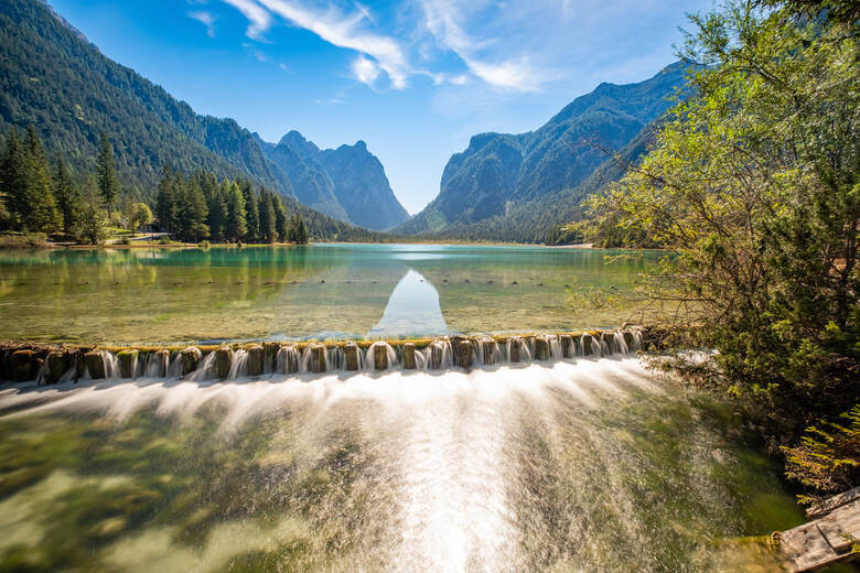 Kleiner Wasserfall am Toblacher See in Südtirol