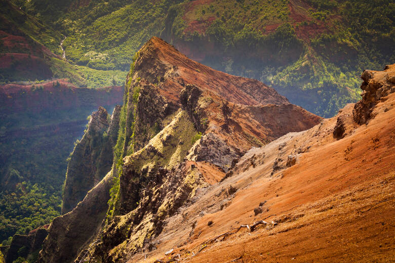 Rötlich gefärbtes Gestein  im Waimea Canyon State Park auf Hawaii
