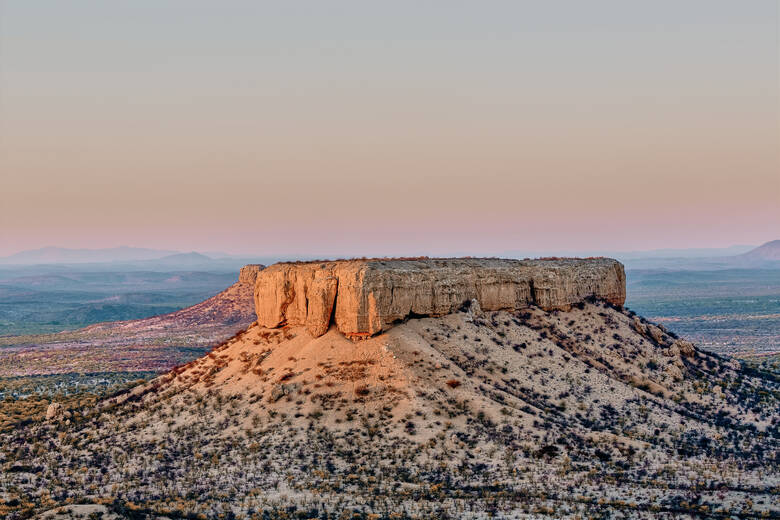 Blick auf den Waterberg Plateau National Park in Namibia am Abend 