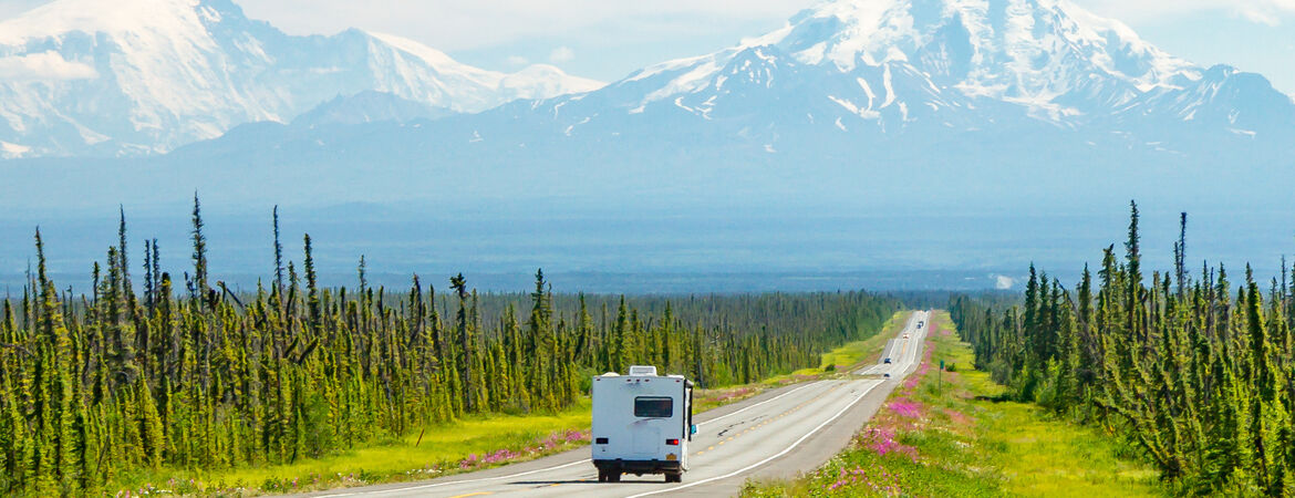 Wohnmobil fährt durch Alaska