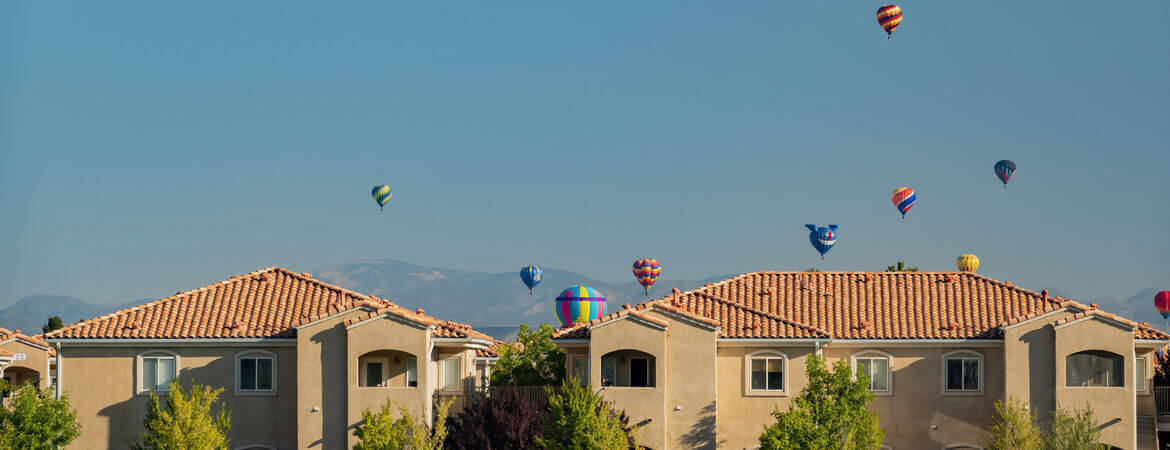 Heißluftballons sliegen über Häusern in Albuquerque