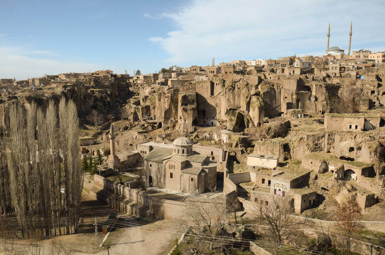 Höhlenstadt Güzelyurt in der Türkei