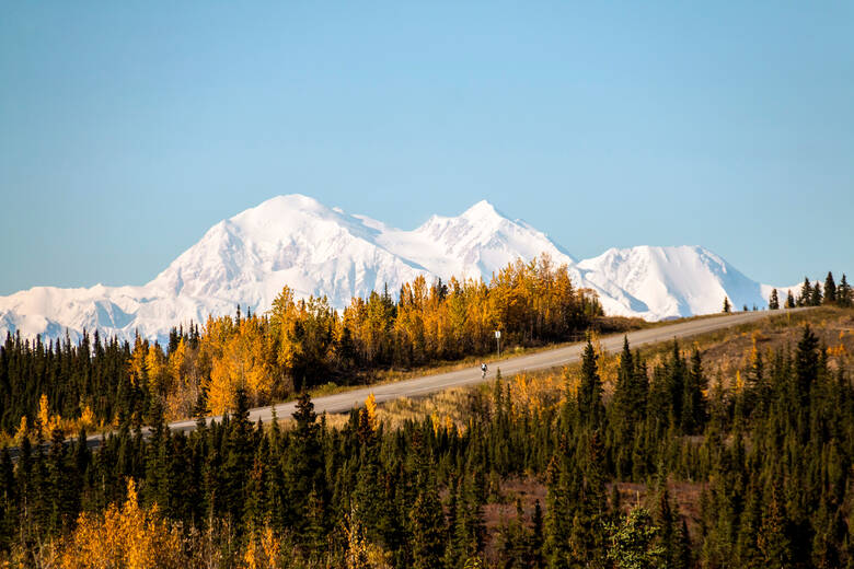 Straße mit Blick auf den Gletscher im Kenai Fjords National Park