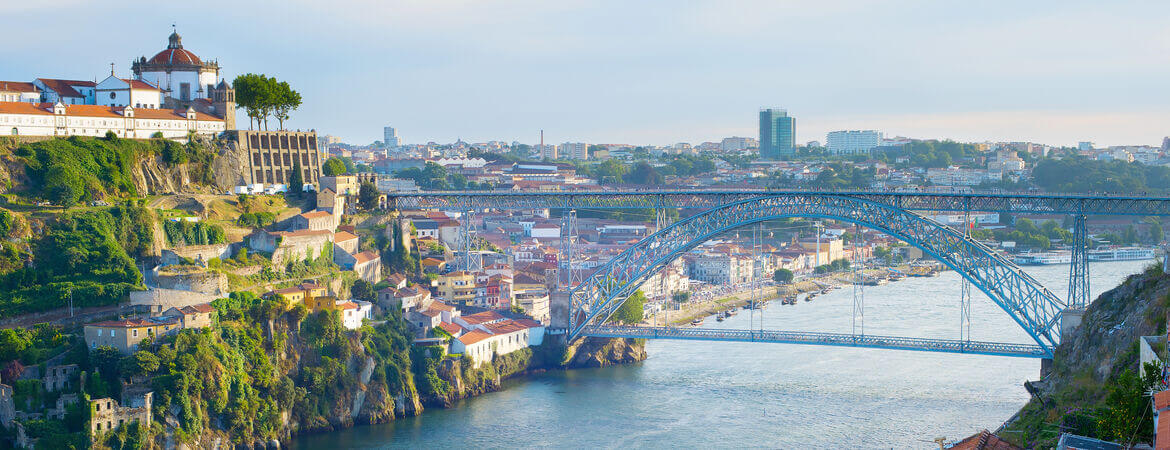 Blick über die Stadt Porto mit Schiffen, Brücke und Fluss