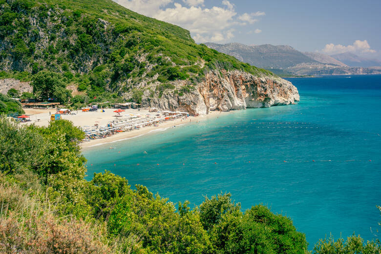 Blaues Meerwasser in einer Bucht in Kroatien