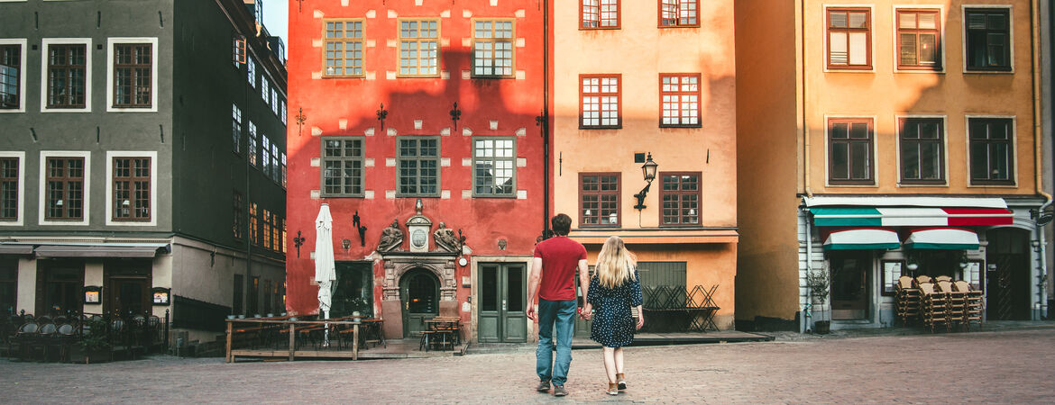 Pärchen schaut sich gemeinsam die bunte Altstadt von Stockholm an