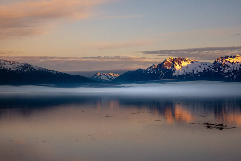 Berge und Wasser in Alaska im Morgennebel