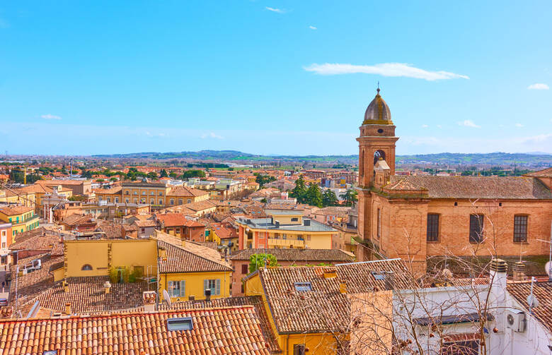 Blick auf die italienische Stadt Santarcangelo di Romagna