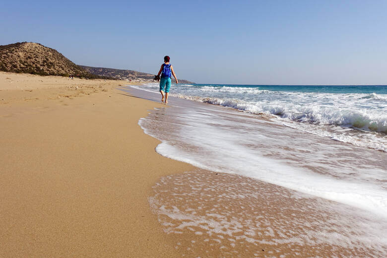 Frau geht an einem Strand in der Türkei spazieren