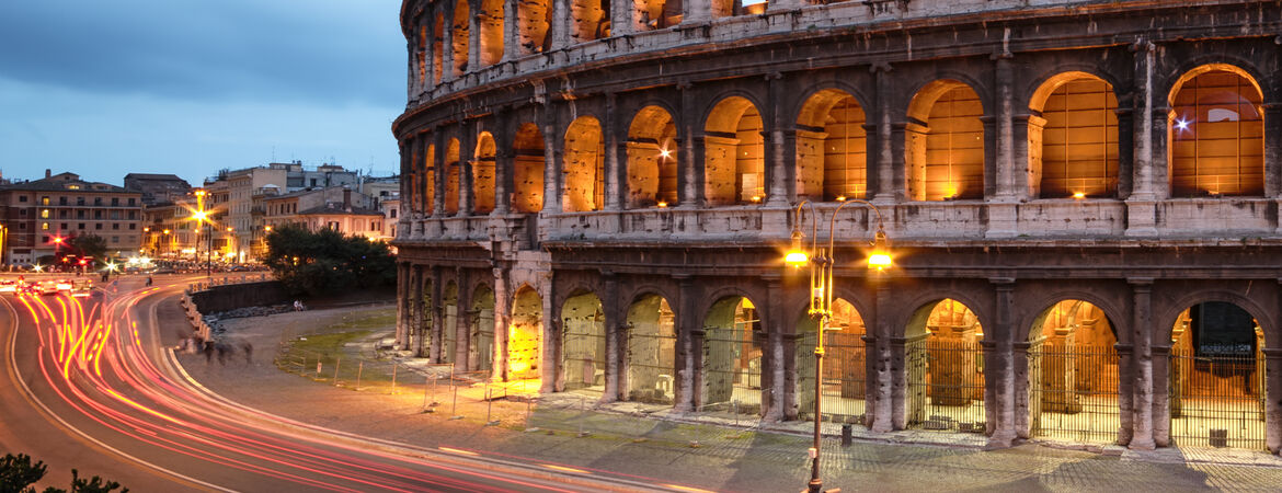 Das Coloseum in Rom bei nacht