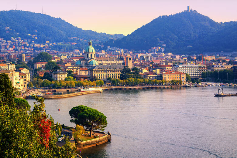 Die Stadt Como in Italien bei Sonnenuntergang