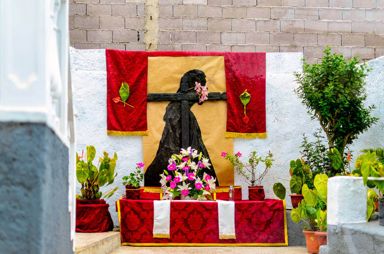 Geschmückter Altar mit Kreuzen während dem Fiesta de la Cruz