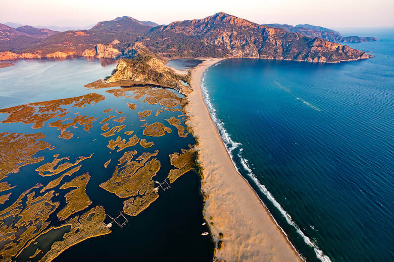 Blick auf einen Strand und Berge in der Türkei