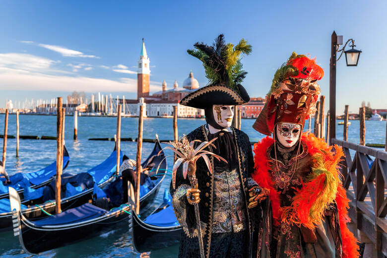 Personen mit edlen Karnevalsmasken in Venedig