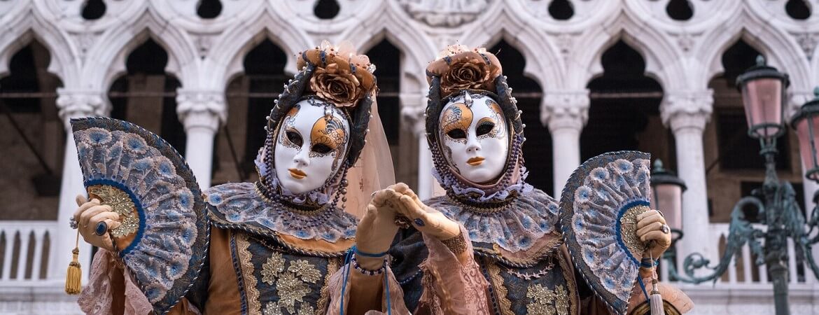 Zeri Frauen tragen Karnevalsmasken in Venedig