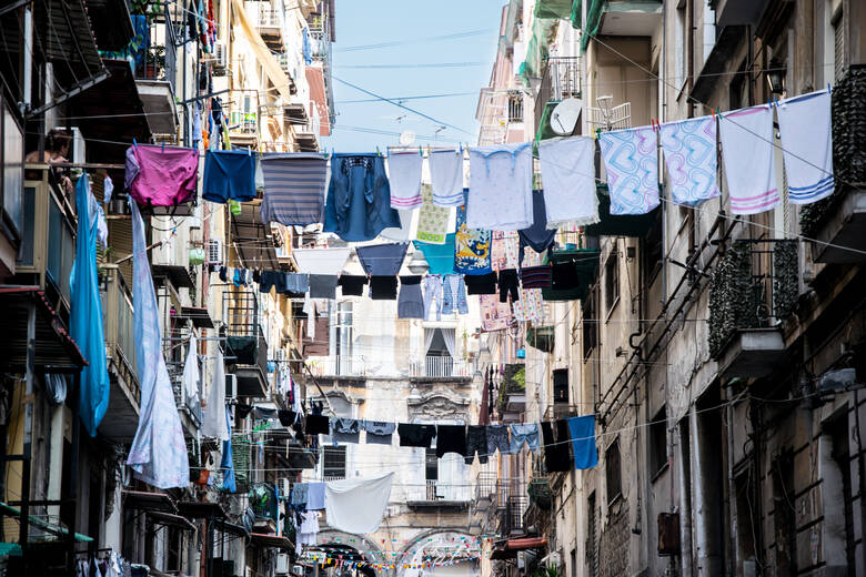 Wäscheleinen in einer kleinen Gasse in Neapel