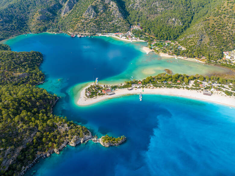 Blick von oben auf den Ölündiz-Strand in der Türkei