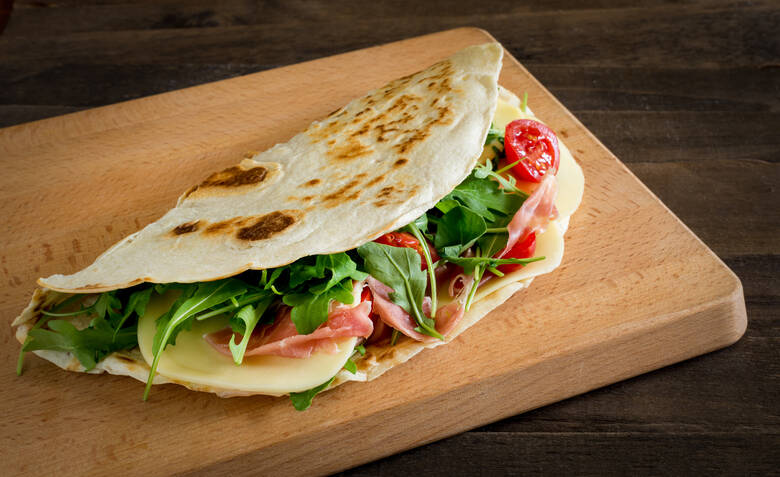 Piadina mit Tomate, Käse, Schinken und Salat 