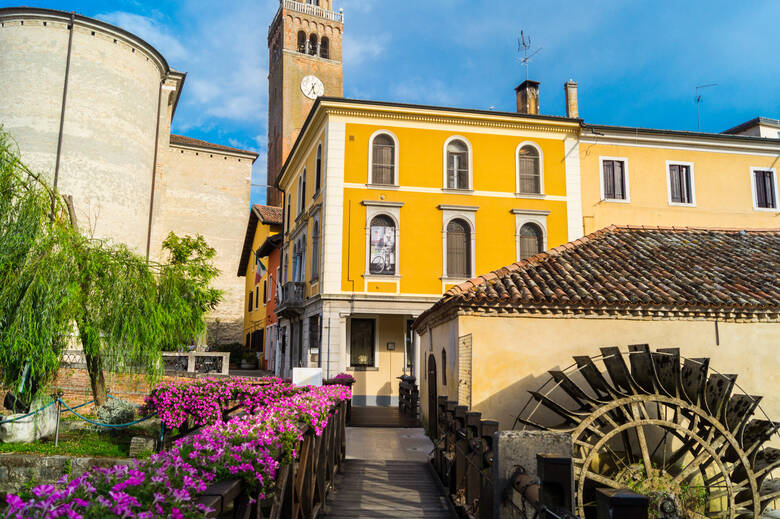 Bunte Häuser und Blumen in der Altstadt von Portogruaro in Italien