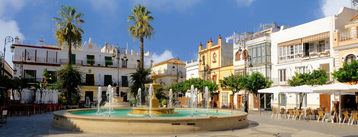 Öffentlicher Platz mit Springbrunnen in einer andalusischen Stadt