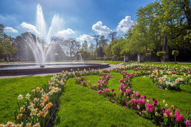 Blumen und Springbrunnen in der Kölner Flora