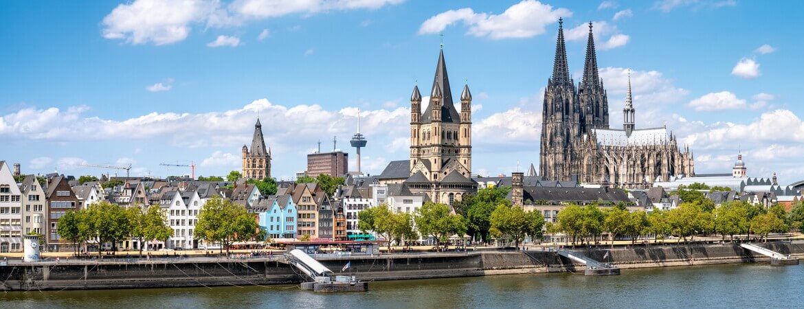 Blick auf den Kölner Dom und den Rhein im Sommer