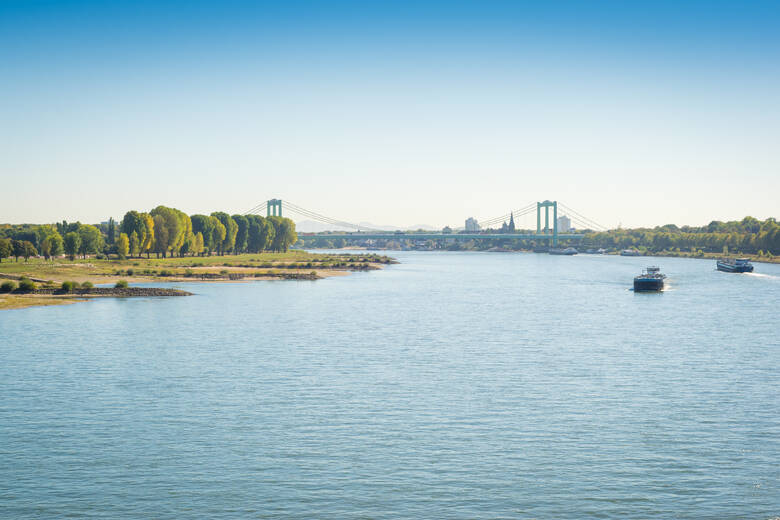 Schiffe auf dem Rhein in Köln