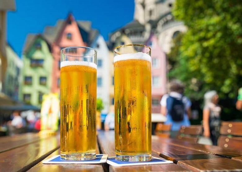 Kölschgläser am Heumarkt in einem Biergarten in Köln